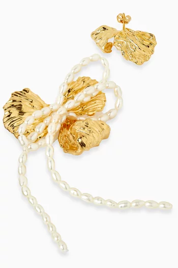 Asymetrical Dangling Pearl Earrings in Gold-plated Metal