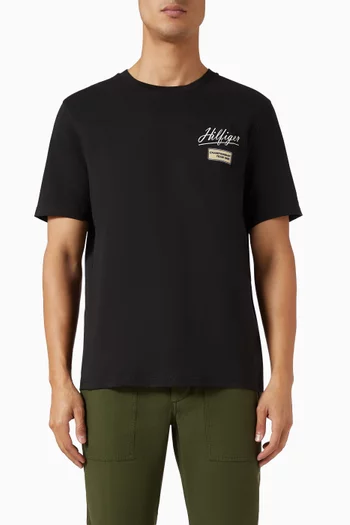 تي شيرت مزين بشعار الماركة قطن