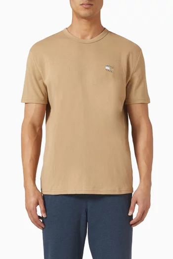 تي شيرت بشارة بشعار الماركة قطن