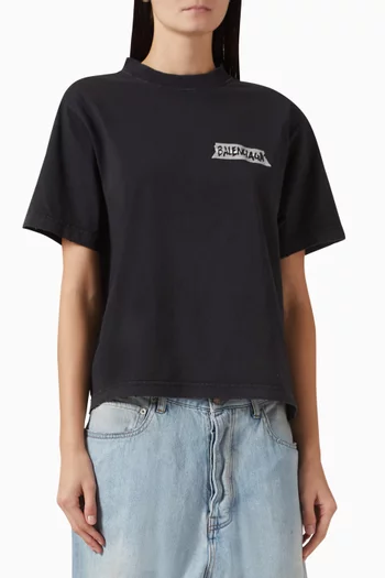 تي شيرت بقصة متوسطة الطول وأشرطة لاصقة بشعار الماركة جيرسيه