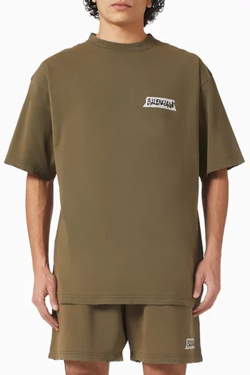 تي شيرت بأشرطة لاصقة وقصة فضفاضة قليلاً جيرسيه سريع الجفاف