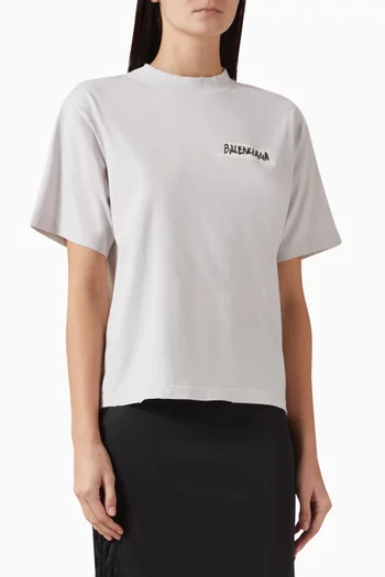 تي شيرت بقصة متوسطة الطول وأشرطة لاصقة بشعار الماركة جيرسيه