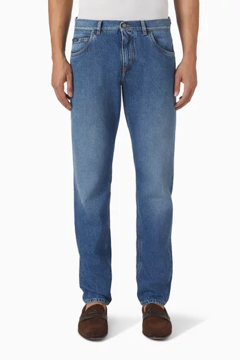 بنطال جينز بتطريز شعار الماركة بتصميم دروع الفروسية