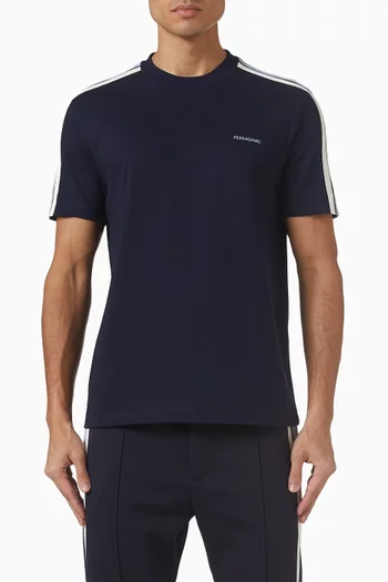 تي شيرت بشعار الماركة قطن جيرسيه مضغوط