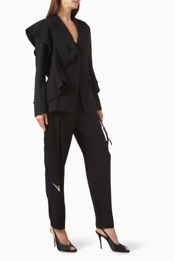 بنطال بحافة كشكش وقصة تضيق نحو الأسفل