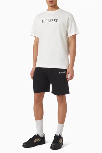 تي شيرت بشعار الماركة قطن