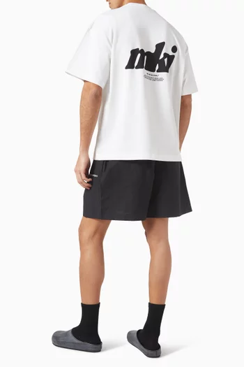 تي شيرت بشعار الماركة قطن