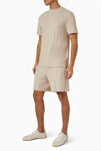 شورت بارز الملمس بنقشة خطوط متعرجة