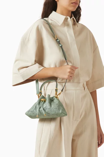 حقيبة كتف صغيرة برباط تضييق جلد مفرغ بنمط دانتيل