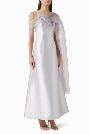 فستان بطيّات ودرابيه مزين بتطريزات