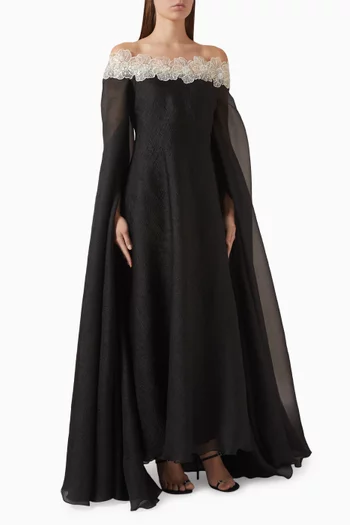 قفطان بأكتاف مكشوفة وتطريزات