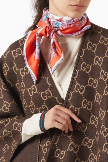 وشاح بنقشة زهور وشعار حرفي GG‏ متداخلين حرير تويل