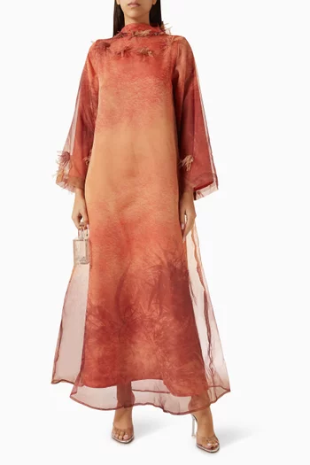 قفطان مزين بنقشة وتطريزات بارزة