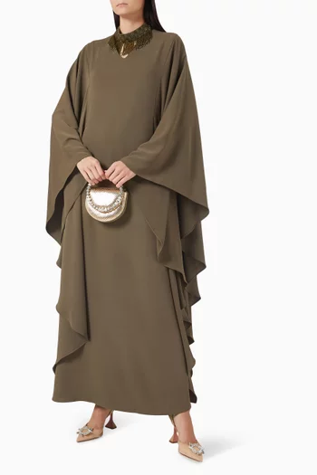 قفطان بشرّابات وتطريزات بالخرز