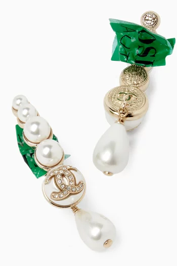 أقراط متدلية مزينة بلؤلؤ وشعار CC