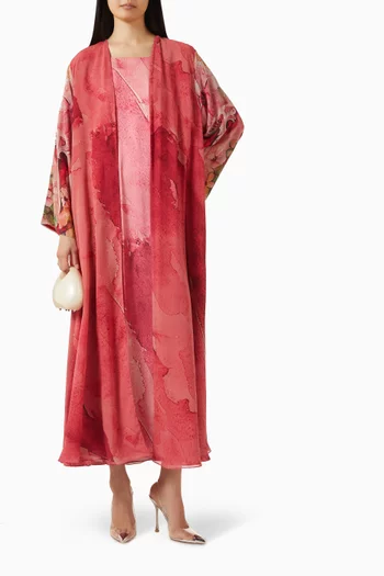 عباية مزينة بشرّابات ونقشة