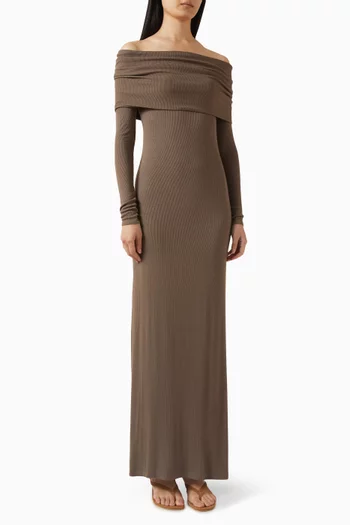 فستان بفتحة رقبة بأكتاف مكشوفة حرير مضلع وانسيابي