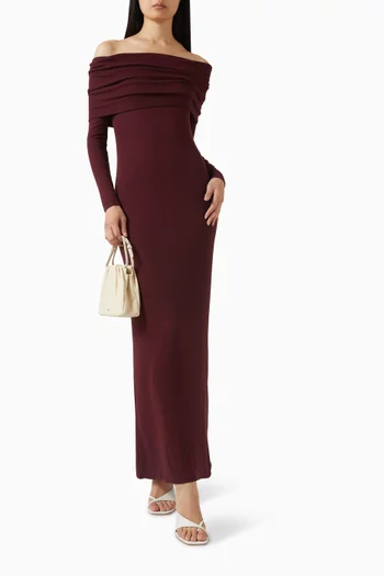 فستان بفتحة رقبة بأكتاف مكشوفة حرير مضلع وانسيابي