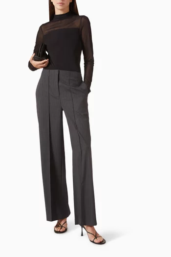 بلوزة لوكا بأقمشة مختلفة وياقة عالية قماش شبكي