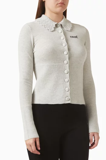 كارديغان مطرز بشعار الماركة ومنسوج من صوف