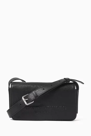 حقيبة كروس بغطاء قلاب بارز الملمس جلد مجعد