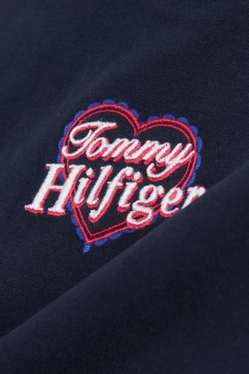 تي شيرت مطرز بشعار الماركة وقلب قطن