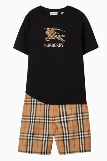 تي شيرت برقعة بشعار الفروسية ونقشة مربعات قطن