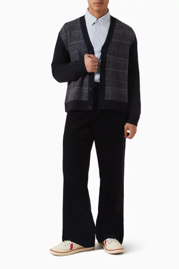 كارديغان صوف بفتحة رقبة على شكل حرف V‏ ونقشة مربعات