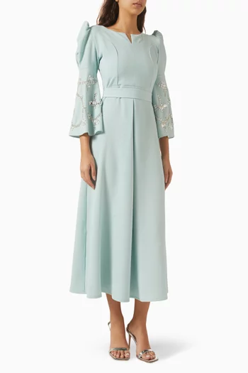 فستان بأكمام فرنسية مزينة بتطريزات كريب