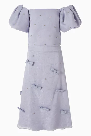 طقم بلوزة وتنورة بأكتاف مكشوفة 