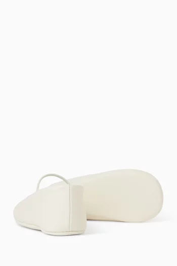 حذاء باليرينا بشعار الماركة جلد