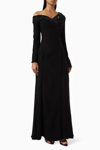 فستان بقصة غير متماثلة مزينة بتطريزات