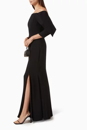 فستان سهرة بأكتاف مكشوفة وتطريزات