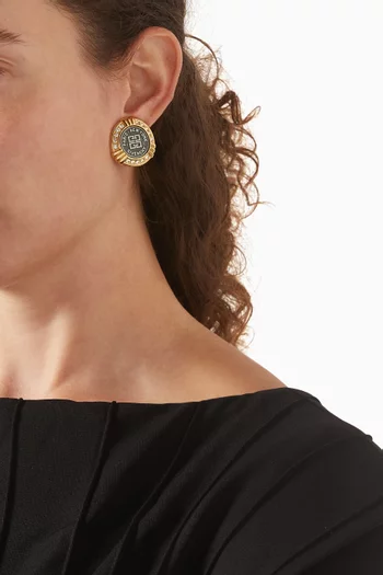 أقراط بمشبك وشعار الماركة من الثمانينيات