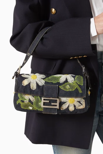 حقيبة كتف دينم بتصميم مستطيل مزين بزهور بارزة من قماش شبكي من الألفينيات