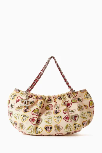 حقيبة فالنتاينز صغيرة بيد علوية من الألفينيات