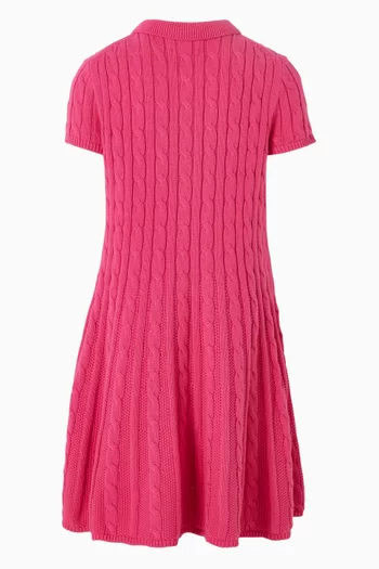 فستان مضلع بقصة على شكل حرف A وشعار الماركة