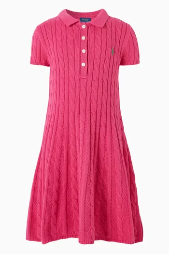 فستان مضلع بقصة على شكل حرف A وشعار الماركة