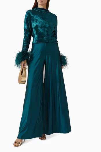 بلوزة بأكمام دولمان وأساور مزينة بالريش مخمل