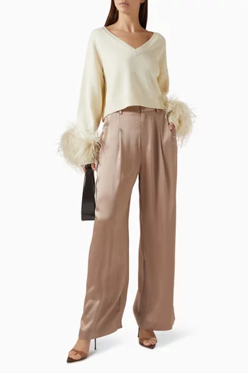 سترة قصيرة بفتحة رقبة شكل V وتفاصيل من الريش صوف مارينو