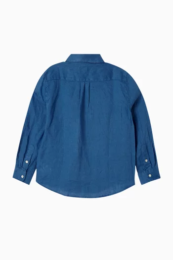 قميص بأزرار وشعار الماركة