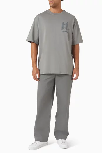 بنطال برباط تضييق وشعار الماركة