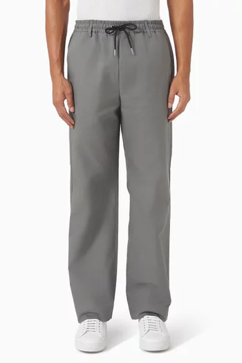 بنطال برباط تضييق وشعار الماركة