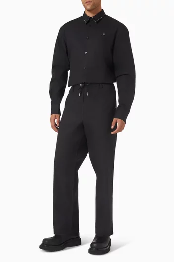 بنطال برباط تضييق وشعار الماركة