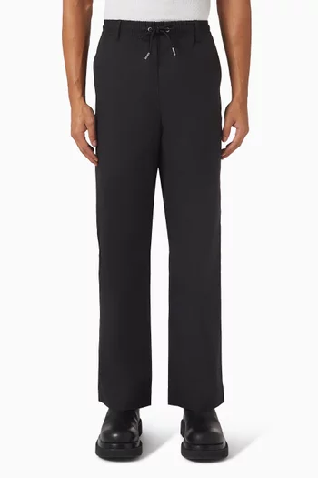 بنطال برباط تضييق وشعار الماركة