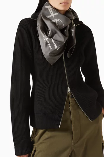 وشاح بطبعة أرقام بخط يدوي حرير تويل