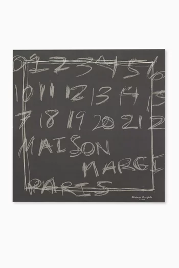 وشاح بطبعة أرقام بخط يدوي حرير تويل