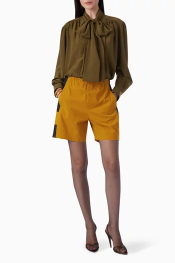 بلوزة بعقدة حرير وكريب صيني