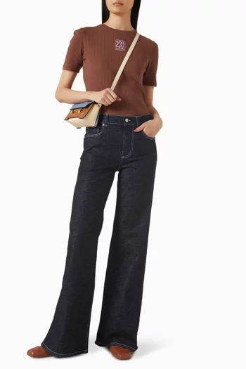 بنطال جينز بقصة ساق واسعة وتطريزات دينم