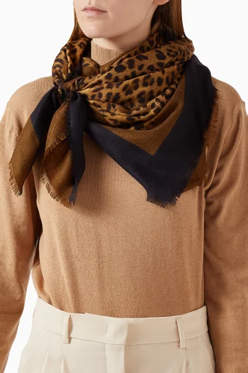 وشاح بنقشة شعار الماركة صوف وحرير